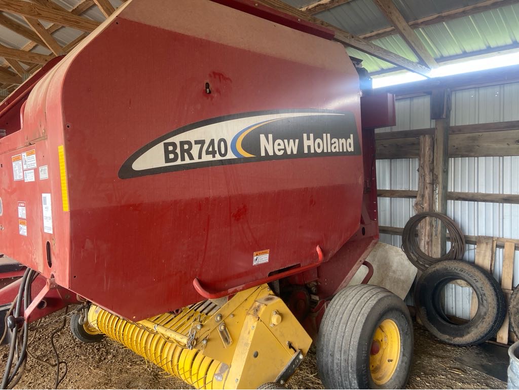 2004 New Holland BR740 Baler
