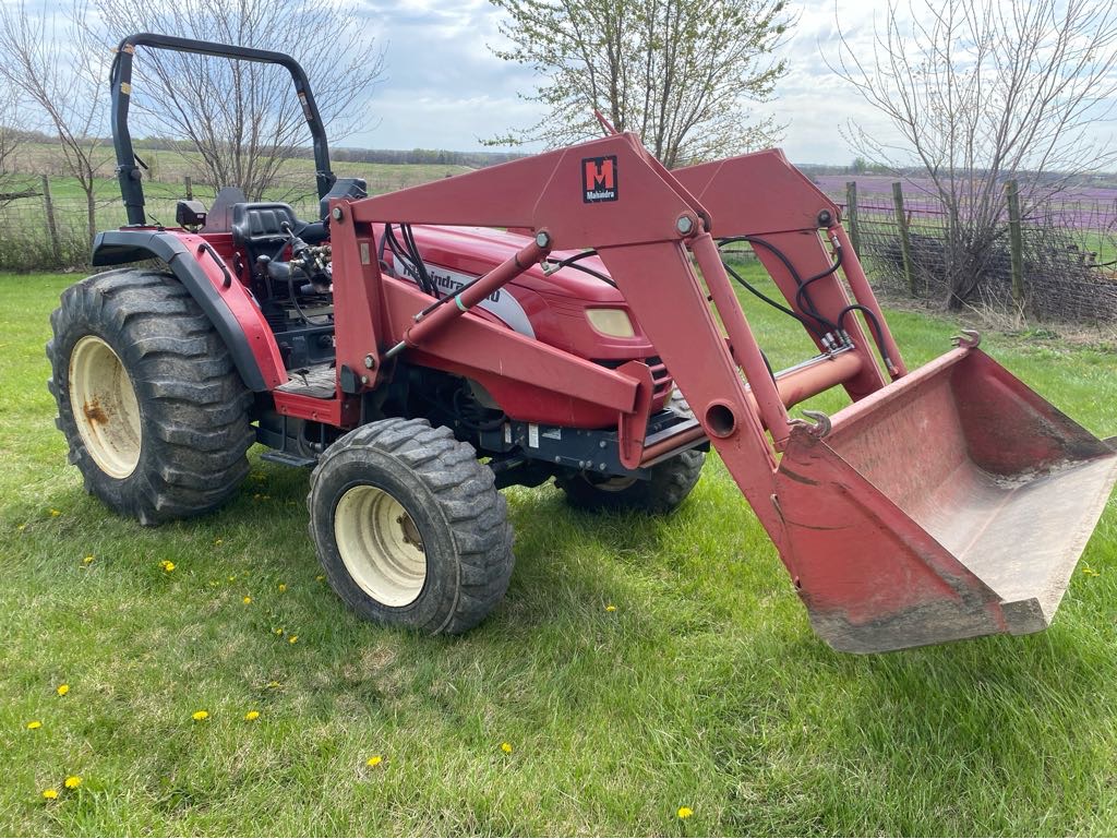0000 Mahindra 4110 Tractor Compact