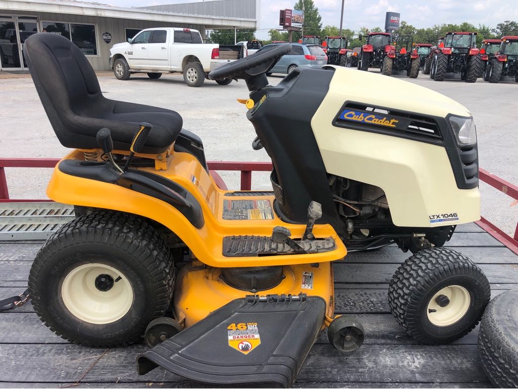 2011 CUB LTX1046 Lawn mower